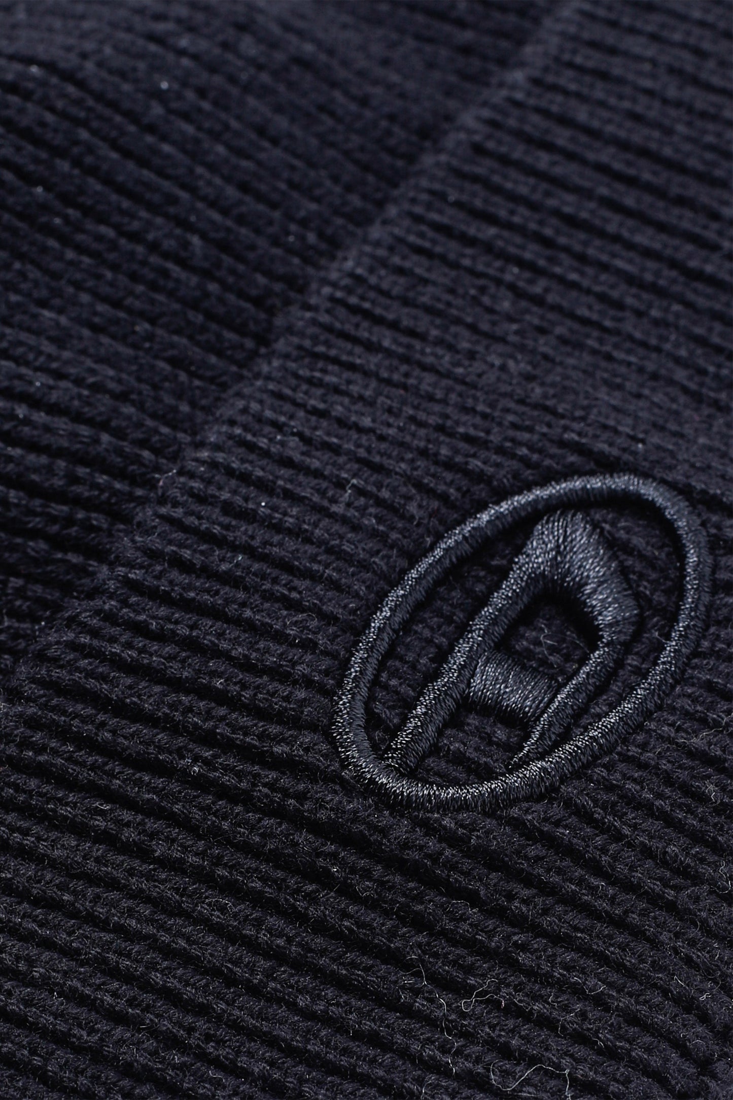 Ribbed beanie with D embroidery